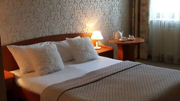 Standard Twin Room | Pillowtop beds, desk, iron/ironing board, free cribs/infant beds