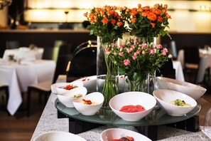 Desayuno buffet todos los días (EUR 30 por persona) 