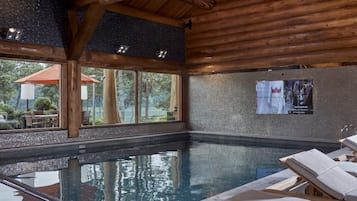 Indoor pool, sun loungers