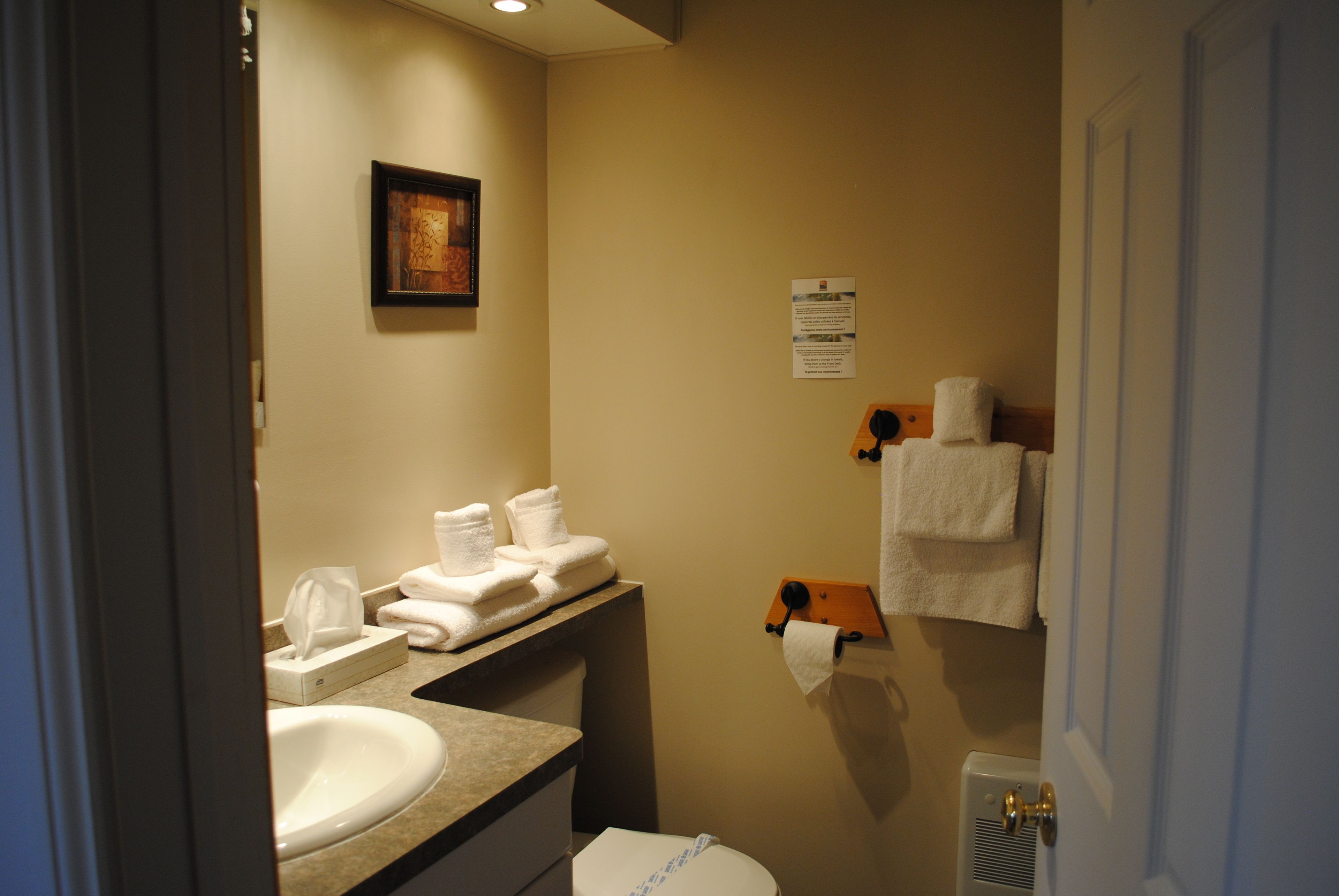Ein Badezimmer mit Waschbecken, Toilette und Handtuchhalter.