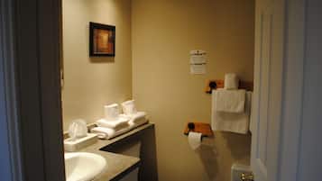 Ein Badezimmer mit Waschbecken, Toilette und Handtuchhalter.