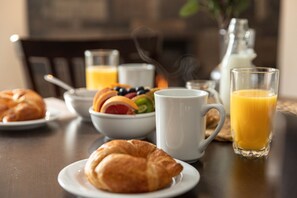 Daily continental breakfast for a fee - Le Montagnard – Auberge/Hôtel & chalets (Sutton)