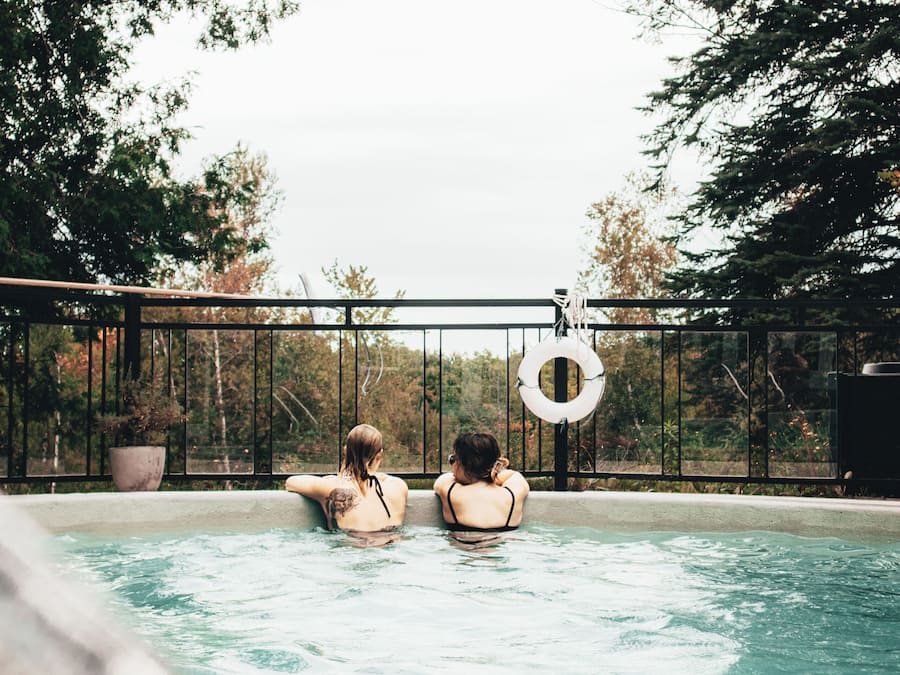 Piscina externa sazonal, funciona das 8h30 às 21h, guarda-sóis