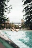 Una piscina al aire libre de temporada, sombrillas