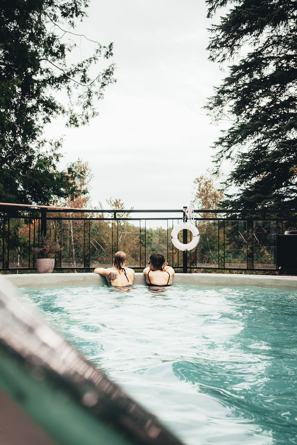 Piscine extérieure (ouverte en saison), parasols de plage