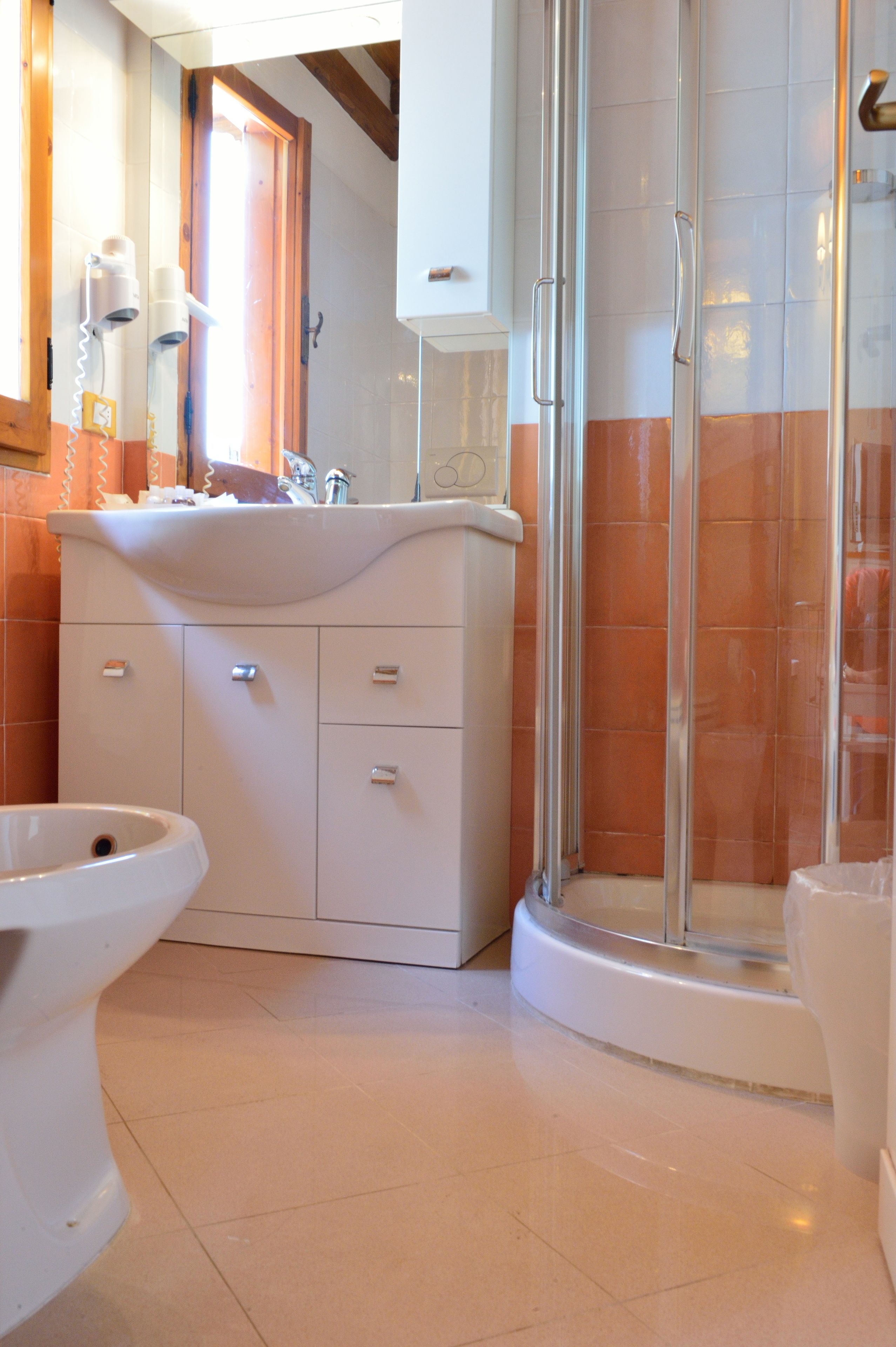 deluxe double room, sea view | bathroom | shower, free toiletries, hair dryer, bidet