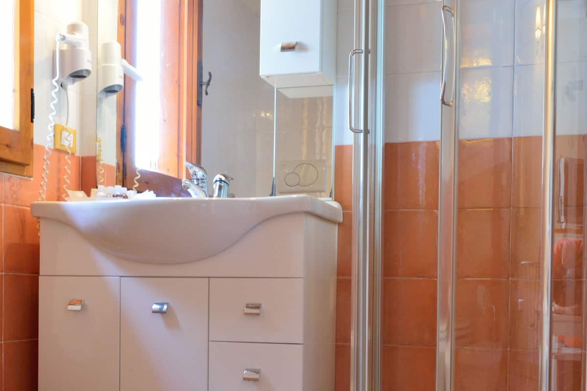 deluxe double room, sea view | bathroom | shower, free toiletries, hair dryer, bidet
