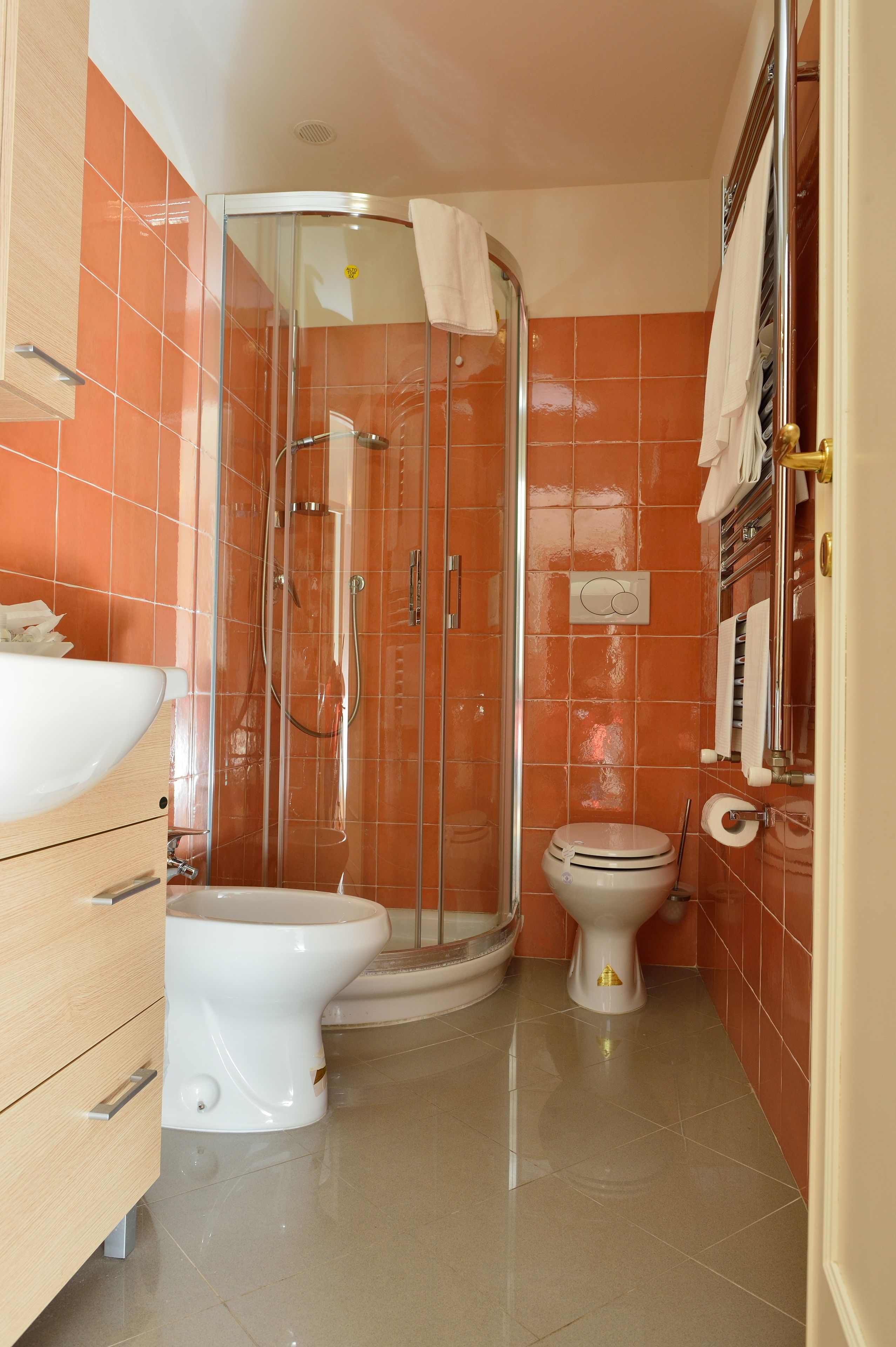 standard double room | bathroom | shower, free toiletries, hair dryer, bidet