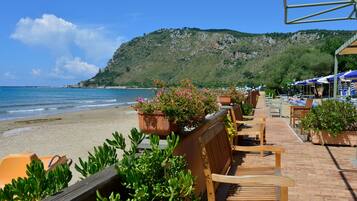 Plage privée, chaises longues, parasols, serviettes de plage