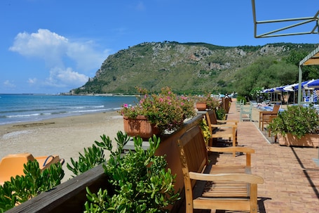 Plage privée, chaises longues, parasols, serviettes de plage. Hotel Acquasanta