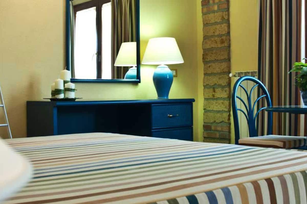 select comfort beds, minibar, in-room safe, desk