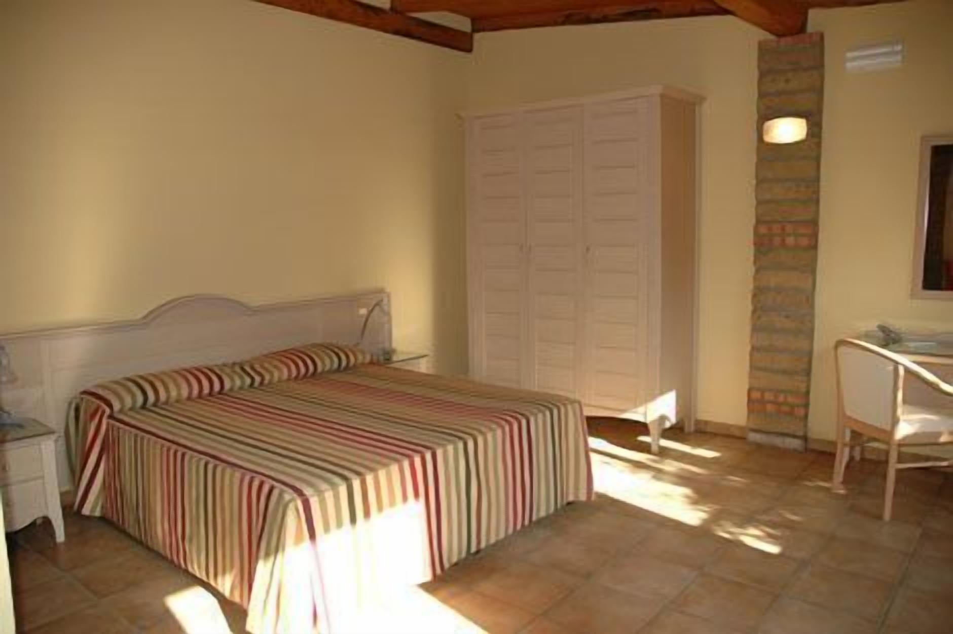 select comfort beds, minibar, in-room safe, desk