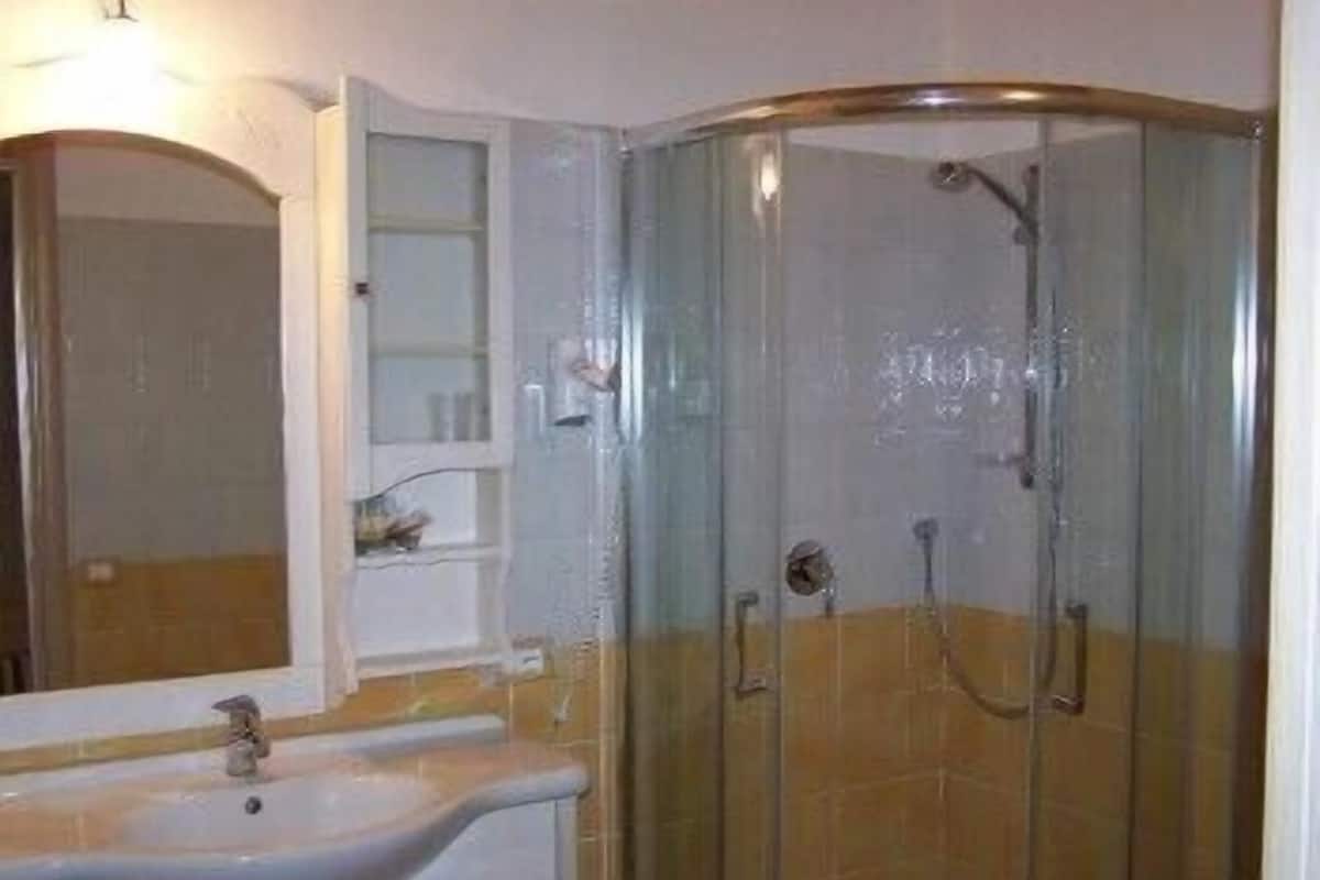 Shower, free toiletries, hair dryer, bidet