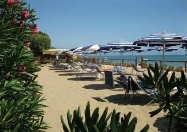 Plage privée, chaises longues, parasols, serviettes de plage