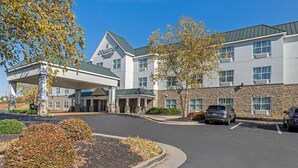 A hotel with a covered entrance, a stone facade, and a parking area. - Country Inn & Suites by Radisson, Ashland - Hanover, VA (Ashland)
