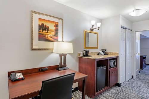 Deluxe Suite, 1 Bedroom, Non Smoking (2 Queen Beds) | Pillowtop beds, individually furnished, desk, laptop workspace