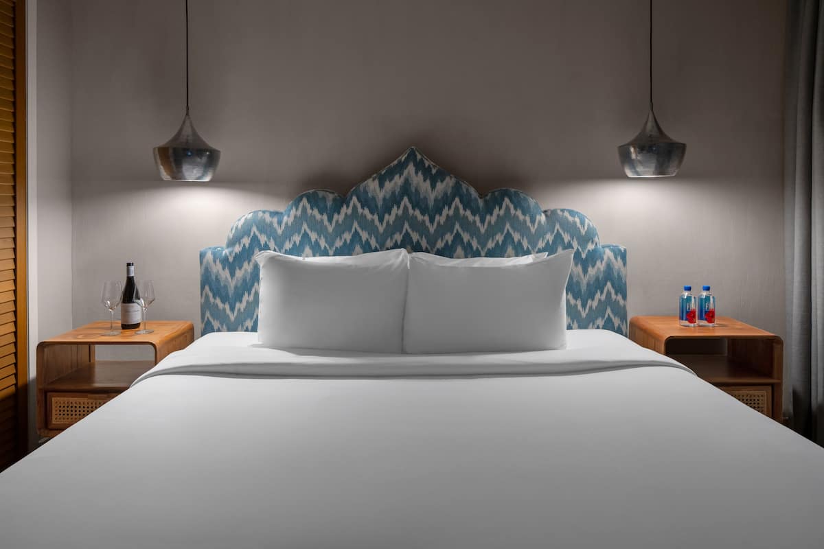 أغطية فراش متميزة وخزنة داخل الغرفة ومكتب ومساحة عمل للكمبيوتر المحمول