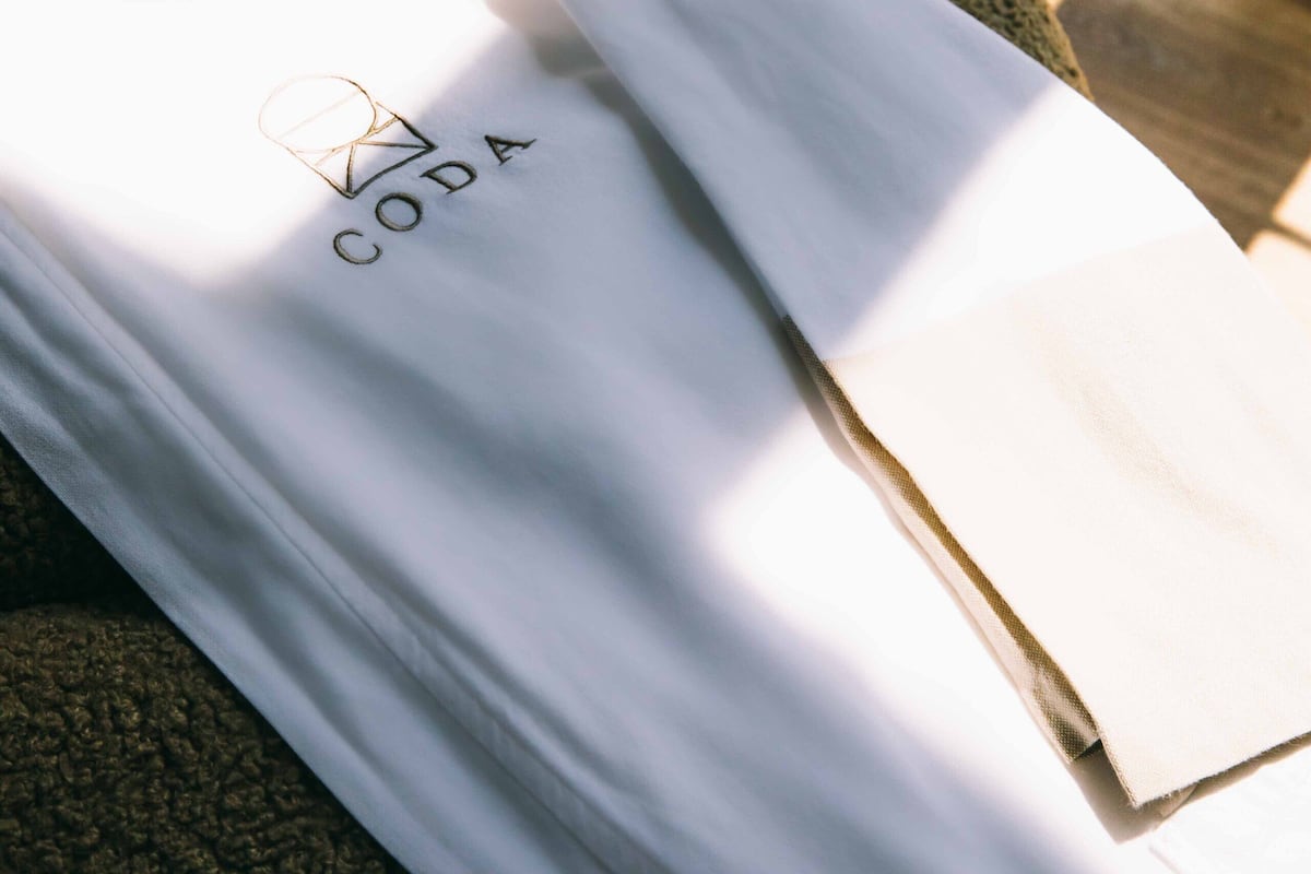 أغطية فراش متميزة وخزنة داخل الغرفة ومكتب ومساحة عمل للكمبيوتر المحمول