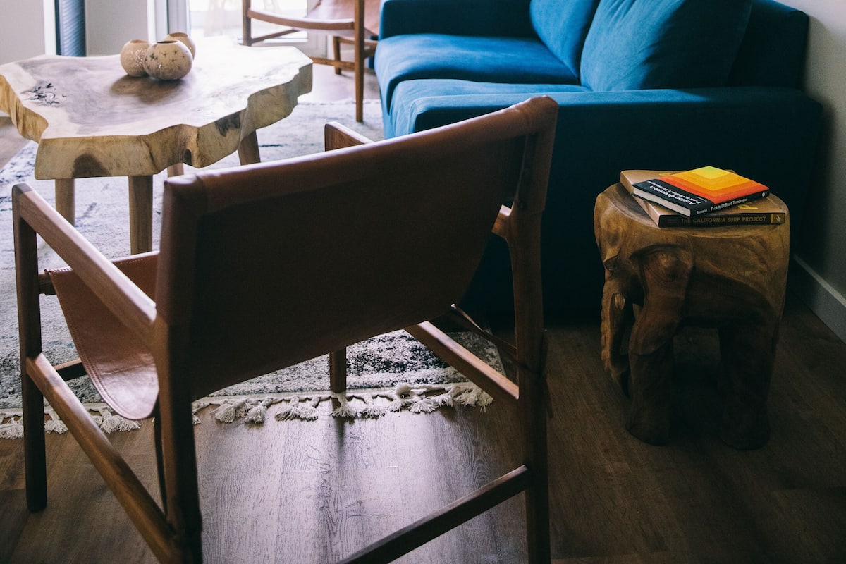 تلفزيون بشاشة مسطحة بحجم 42-بوصة يعرض قنوات تلفزيونية رقمية، تلفزيون