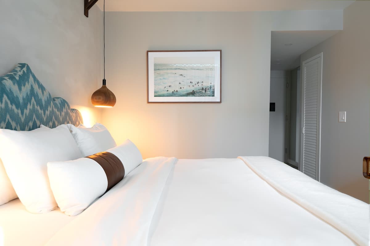 أغطية فراش متميزة وخزنة داخل الغرفة ومكتب ومساحة عمل للكمبيوتر المحمول