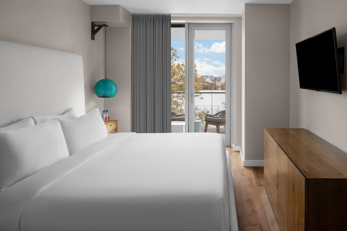 Premium bedding, in-room safe, desk, laptop workspace
