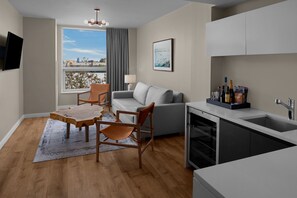 Premium bedding, in-room safe, desk, laptop workspace