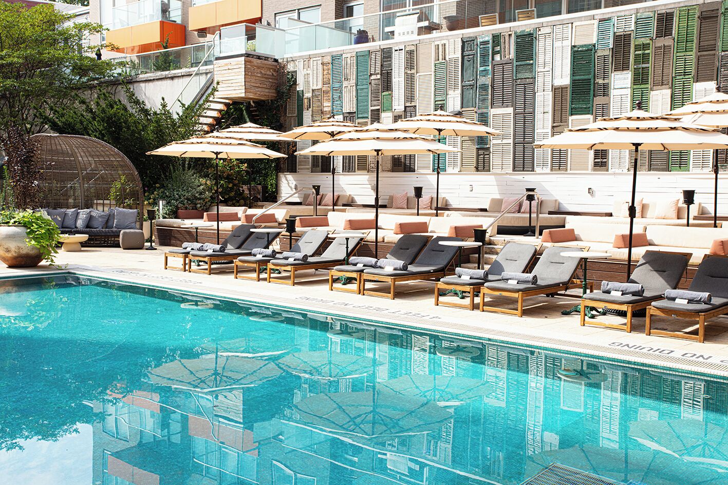 Piscine extérieure (ouverte en saison), parasols de plage