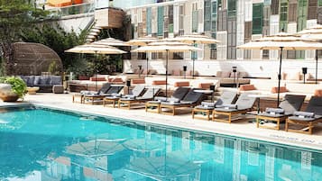Piscine extérieure (ouverte en saison), parasols de plage