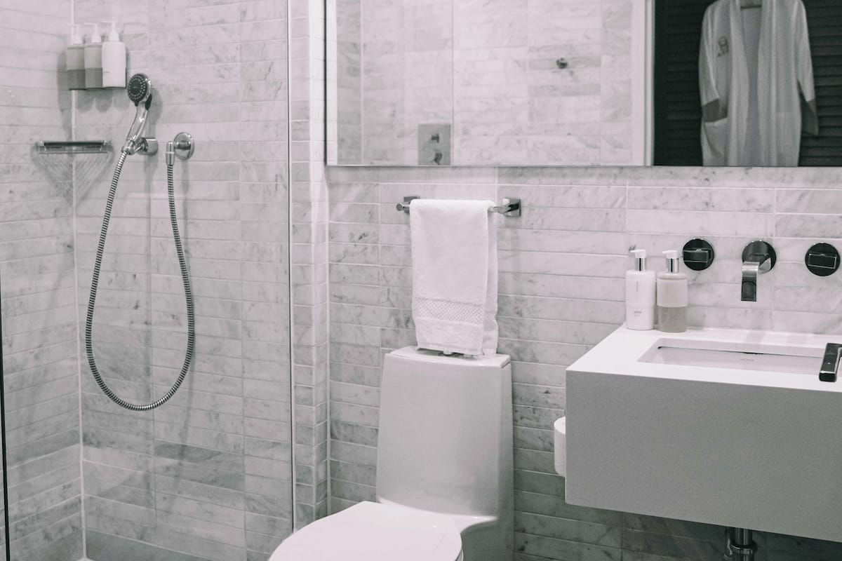 أغطية فراش متميزة وخزنة داخل الغرفة ومكتب ومساحة عمل للكمبيوتر المحمول