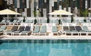 季節限定屋外プール、営業時間 10:00 ～ 18:30、プール パラソル