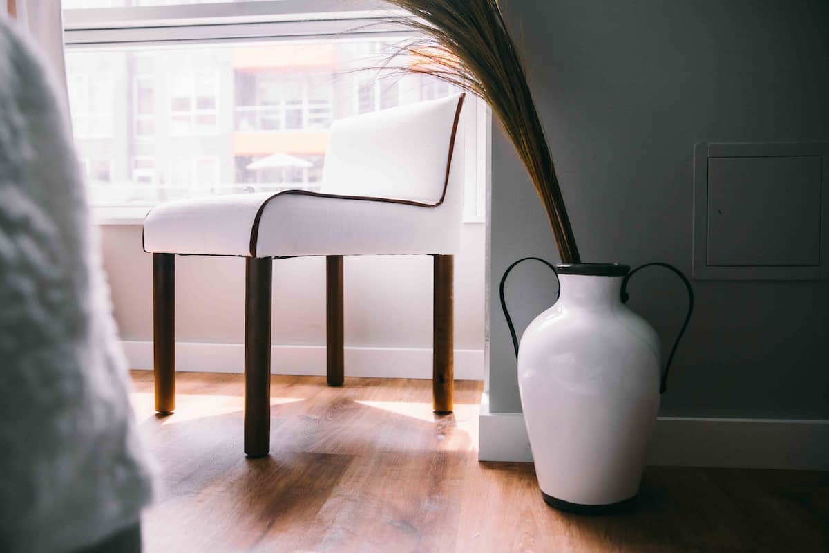 أغطية فراش متميزة وخزنة داخل الغرفة ومكتب ومساحة عمل للكمبيوتر المحمول