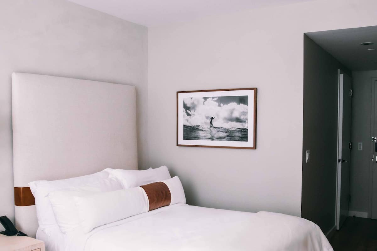 أغطية فراش متميزة وخزنة داخل الغرفة ومكتب ومساحة عمل للكمبيوتر المحمول