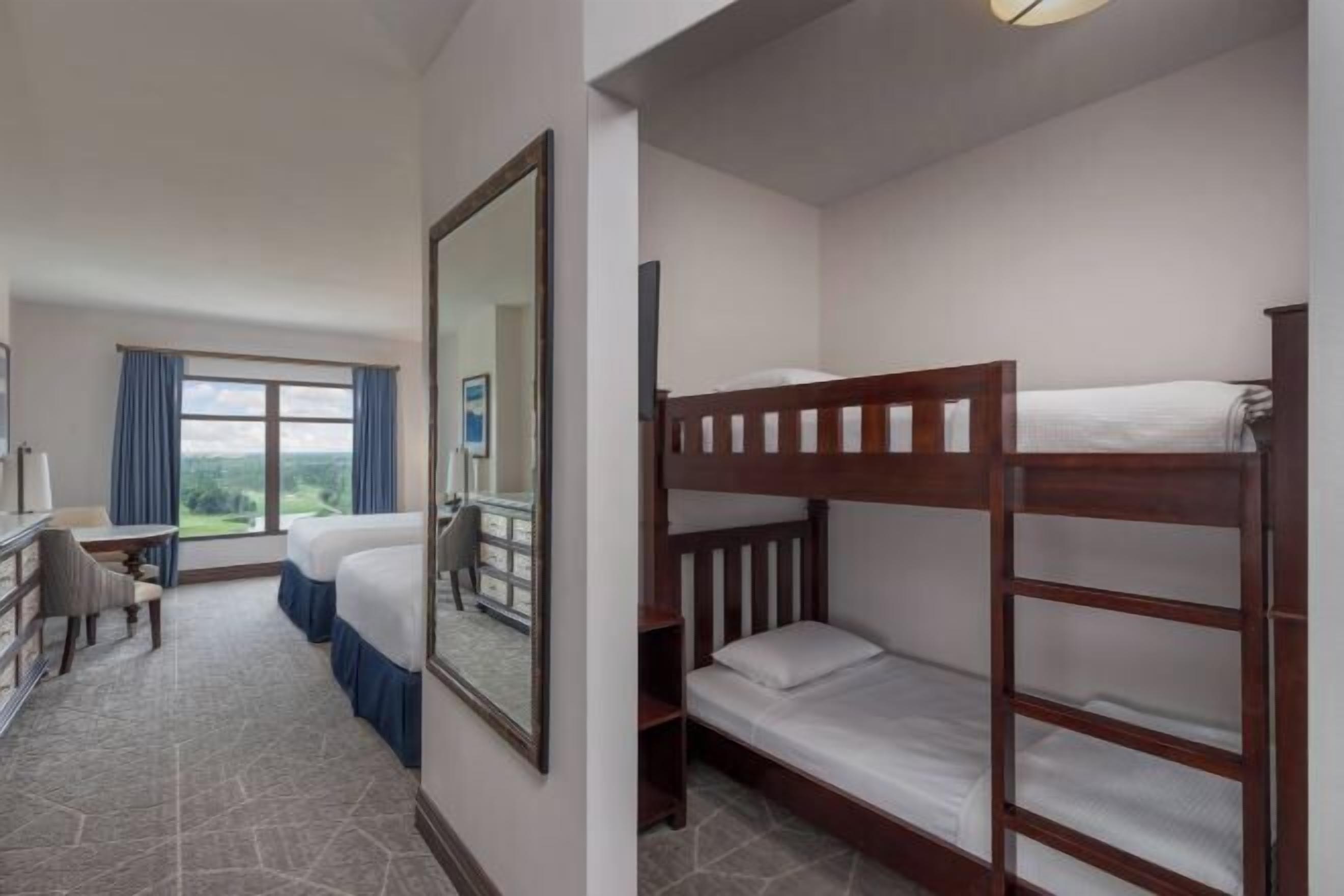 เครื่องนอนระดับพรีเมียม, เตียงพร้อมฟูกเสริมที่นอน, ตู้นิรภัยในห้องพัก