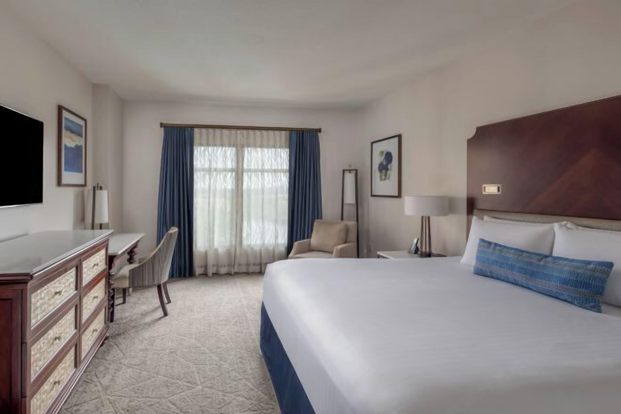 เครื่องนอนระดับพรีเมียม, เตียงพร้อมฟูกเสริมที่นอน, ตู้นิรภัยในห้องพัก