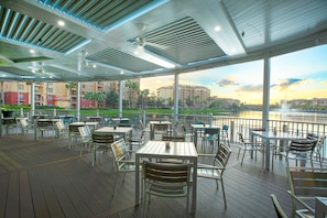 4 restaurants, breakfast, lunch, dinner served; sushi