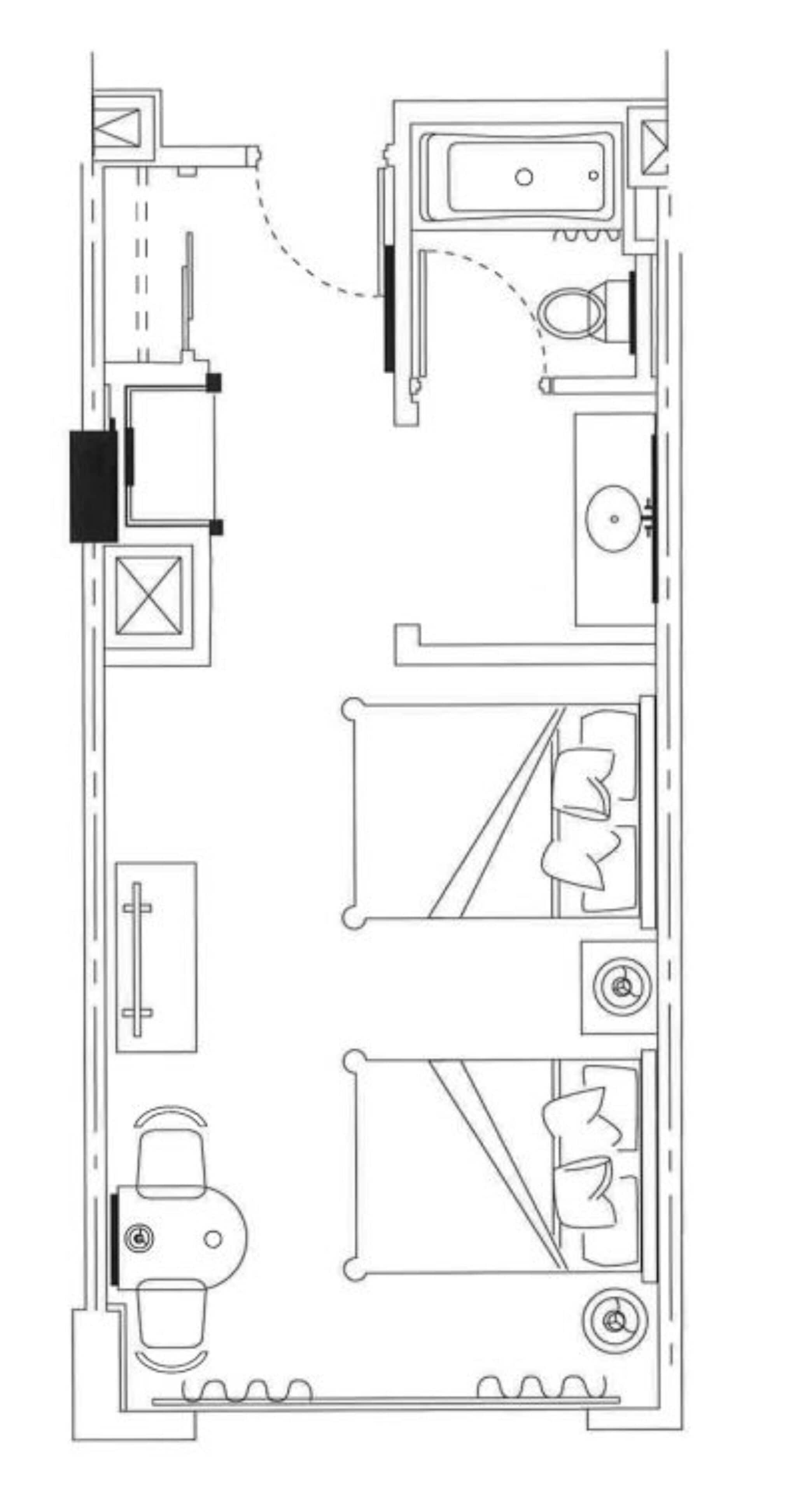 Plano de un cuarto de hotel con cama, escritorio, silla, baño con bañera e inodoro, y un pequeño rincón de descanso.