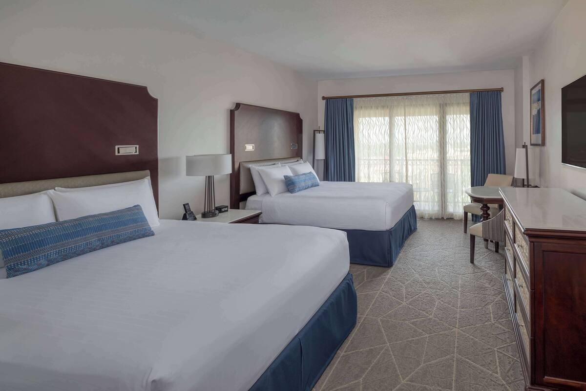 premium bedding, pillow-top beds, in-room safe, desk