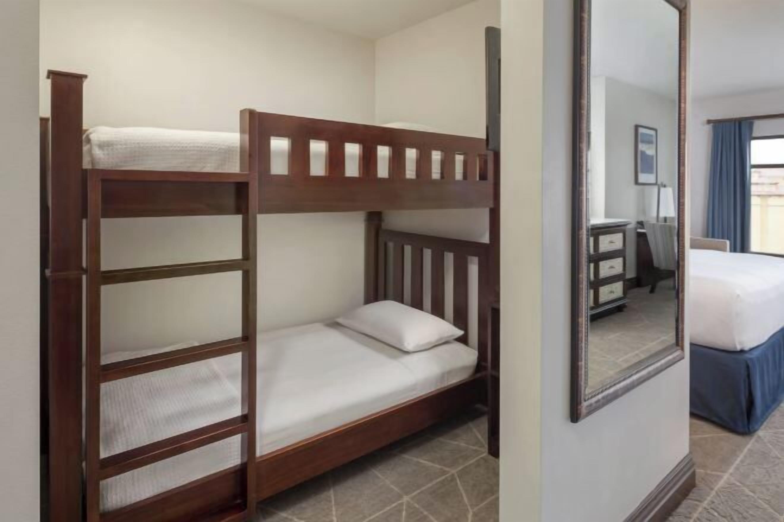 เครื่องนอนระดับพรีเมียม, เตียงพร้อมฟูกเสริมที่นอน, ตู้นิรภัยในห้องพัก