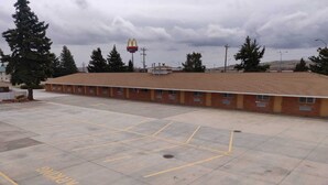 Een McDonald's restaurant met een parkeerplaats, gemarkeerd met borden waarop 'GEEN PARKEOREN' en 'ALLEEN PARKEOREN' staat.