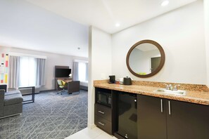 Caja de seguridad en la habitación y tabla de planchar con plancha