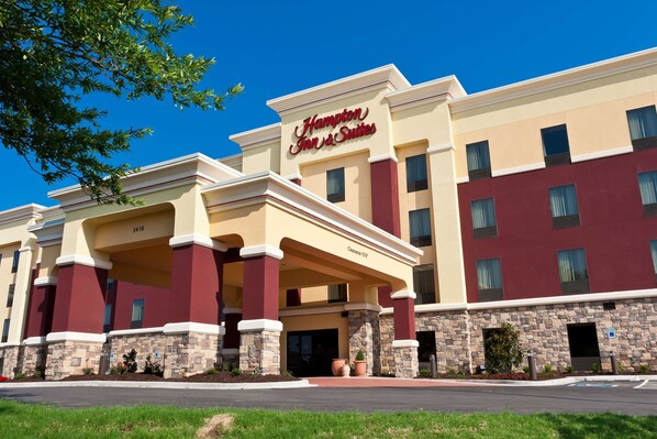 A Hampton Inn & Suites hotel with a beige and maroon facade, stone accents, and a clear blue sky. - Hampton Inn & Suites Tulsa/Central (Tulsa)