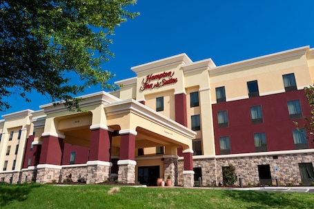 Property entrance. Hampton Inn & Suites Tulsa/Central