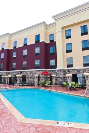 Seasonal outdoor pool, open 9 AM to 10 PM, pool loungers - Hampton Inn & Suites Tulsa/Central (Tulsa)