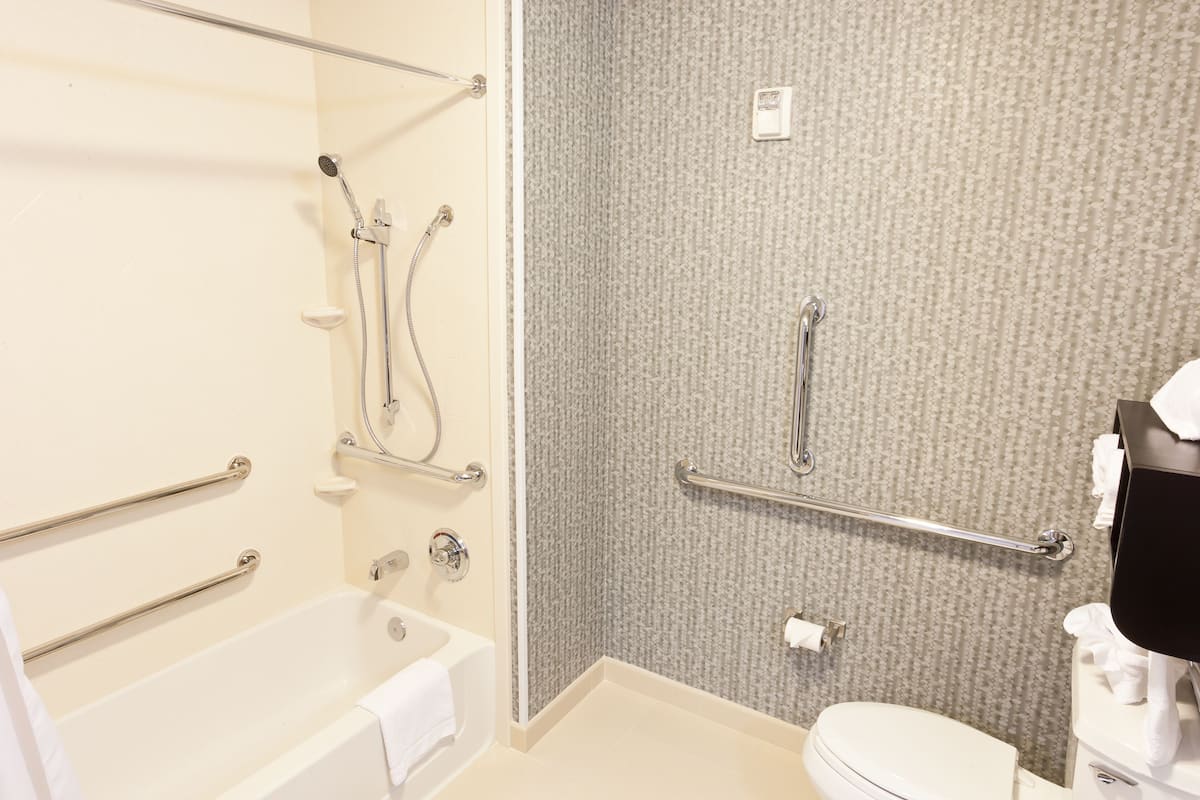 Gratis toiletartikelen, een haardroger, handdoeken
