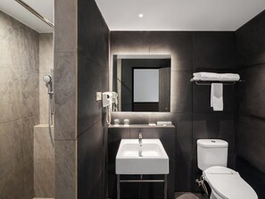 Shower, free toiletries, hair dryer, slippers - Swiss-Belinn Medan (Medan)