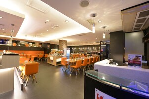 Café da manhã, almoço e jantar; culinária internacional 