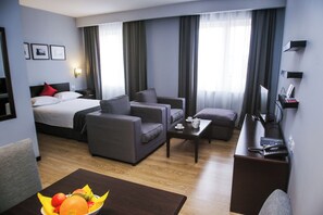 Estudio clásico | Zona de estar | Televisión de plasma de 45 pulgadas con canales por satélite