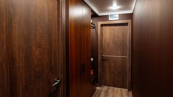 Coffres-forts dans les chambres, bureau