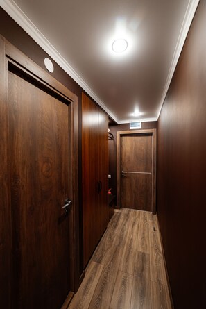 セーフティボックス (室内)、デスク、ノートパソコン用作業スペース、防音設備