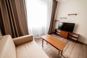 Apartamento superior | Zona de estar | Televisión de plasma de 45 pulgadas con canales por satélite